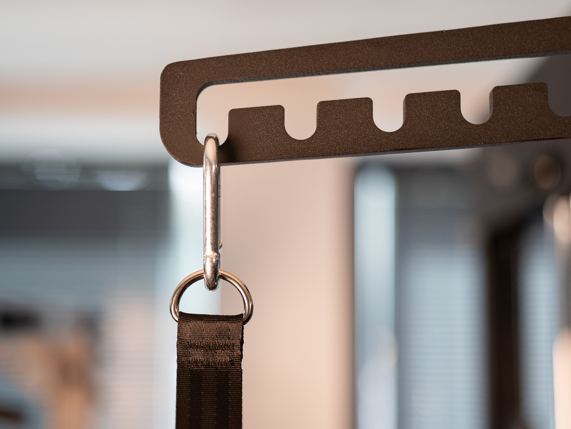 Adjustable Multi-Hook Lat Bar SQMIZE® MB550