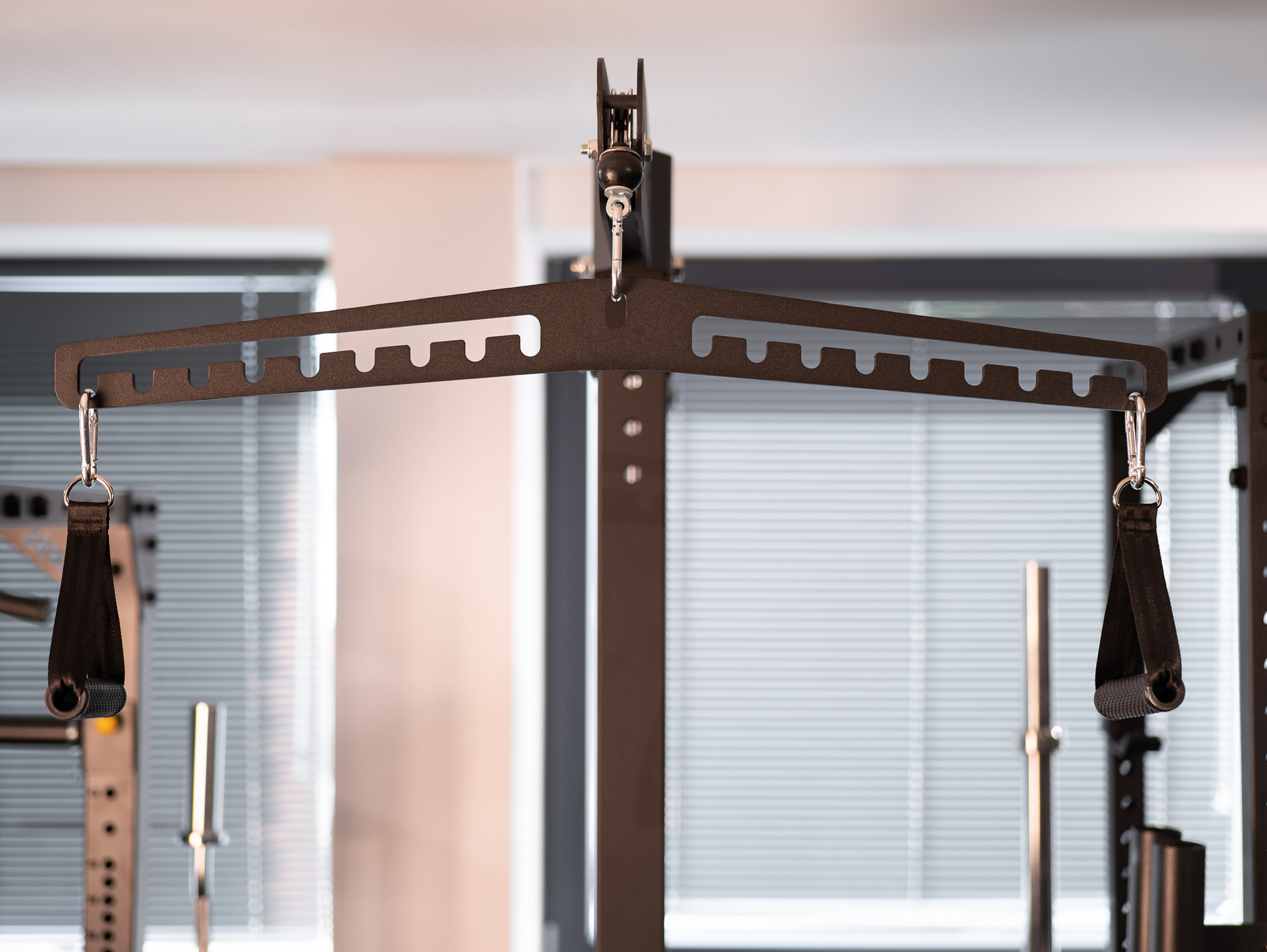 Adjustable Multi-Hook Lat Bar SQMIZE® MB550