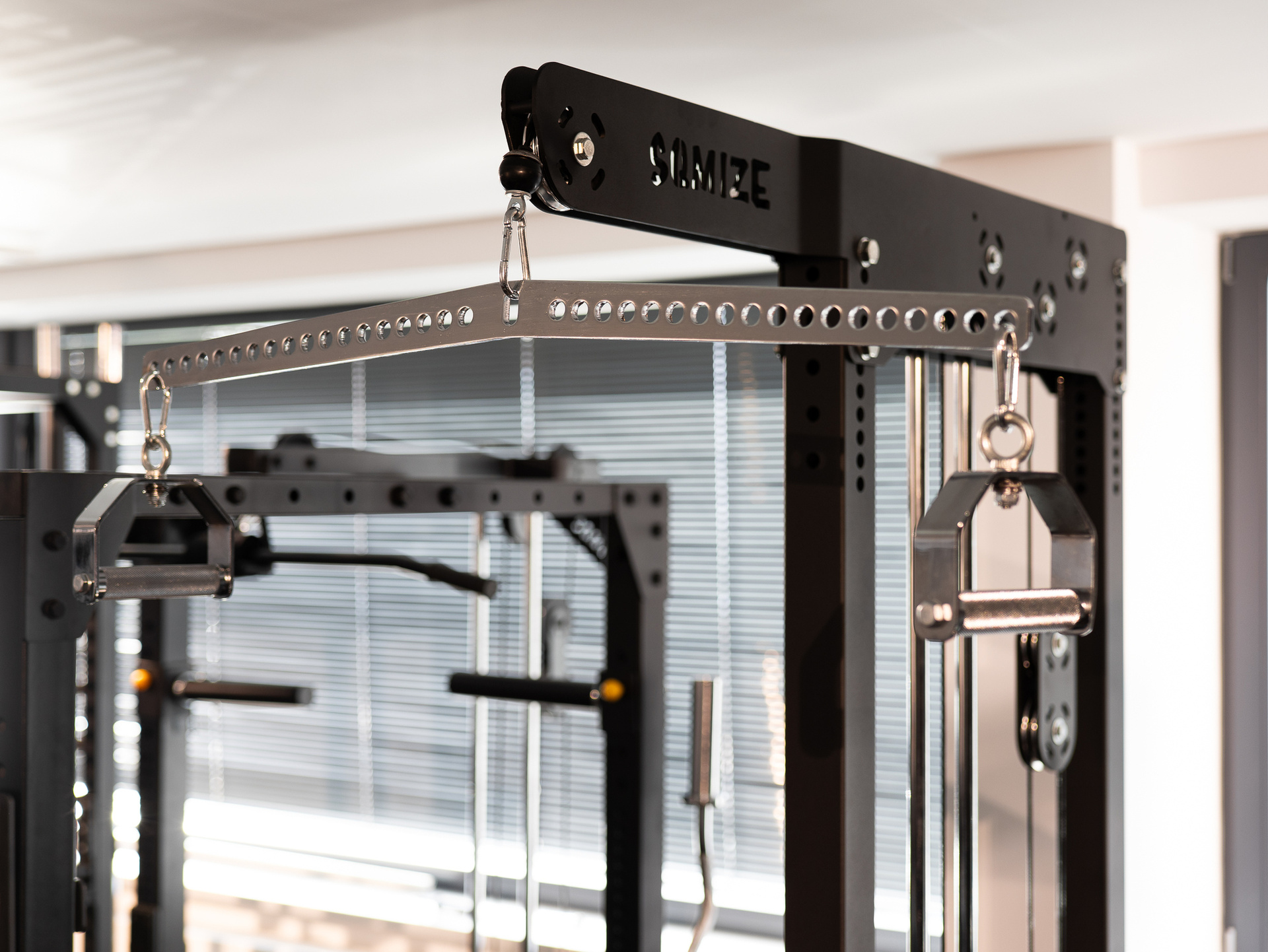 Adjustable Monster Multi-Hook Lat Bar SQMIZE® MB660