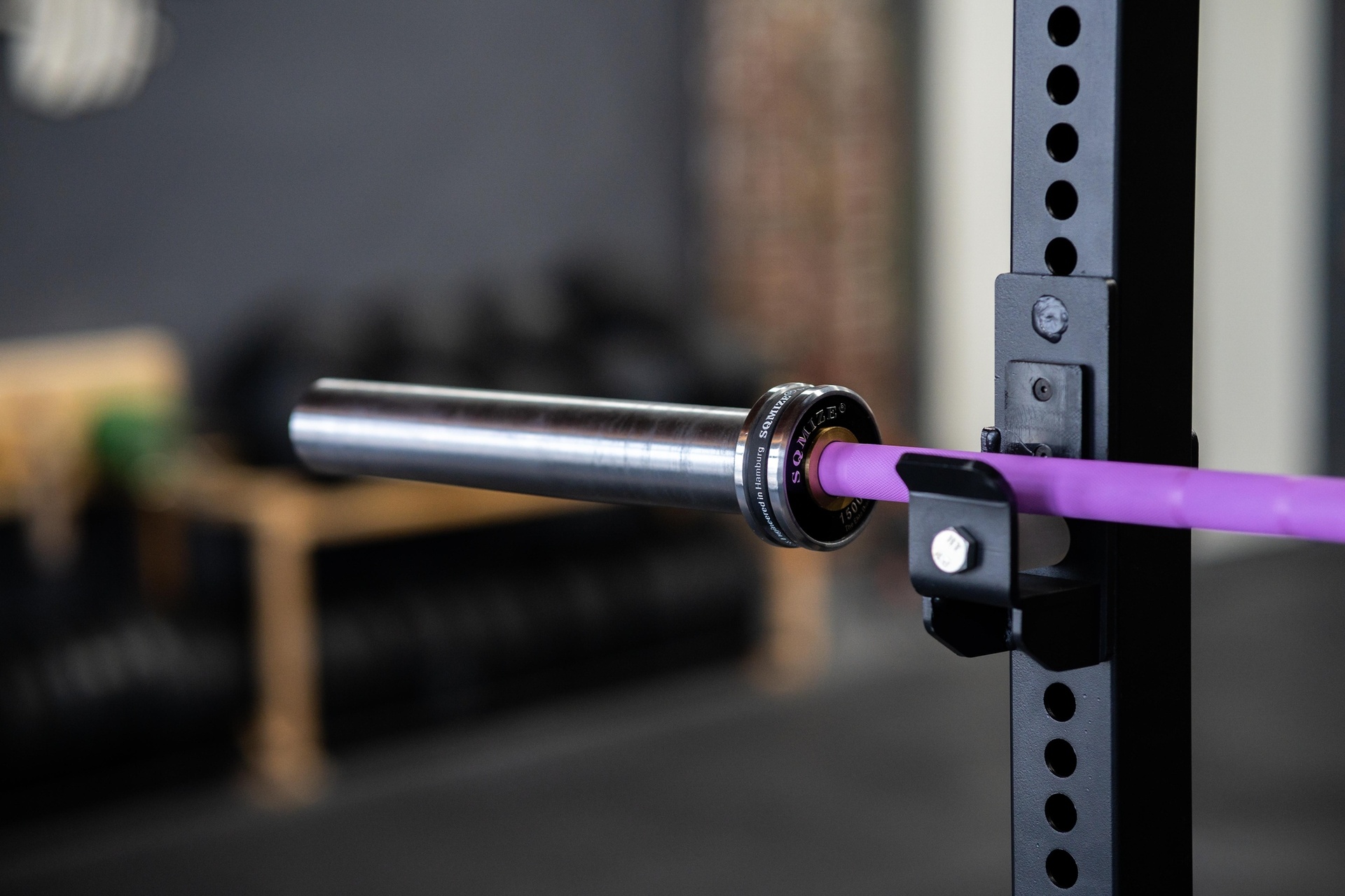 SQMIZE® PREMIUM BISON Hybrid Langhantel Manufaktur Edition Purple Lights, 201 cm