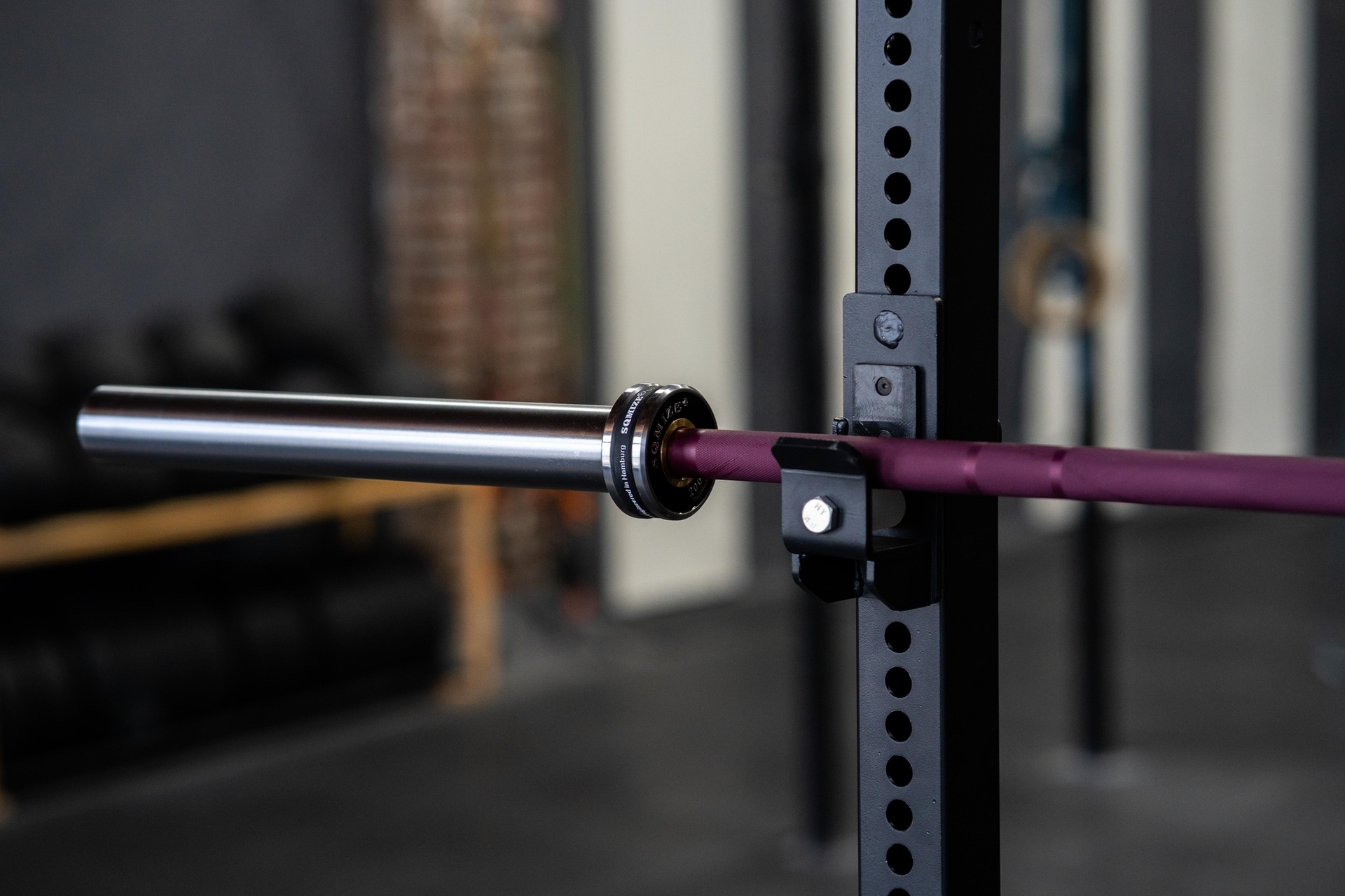SQMIZE® PREMIUM BISON Hybrid Langhantel Manufaktur Edition Black Cherry, 220 cm