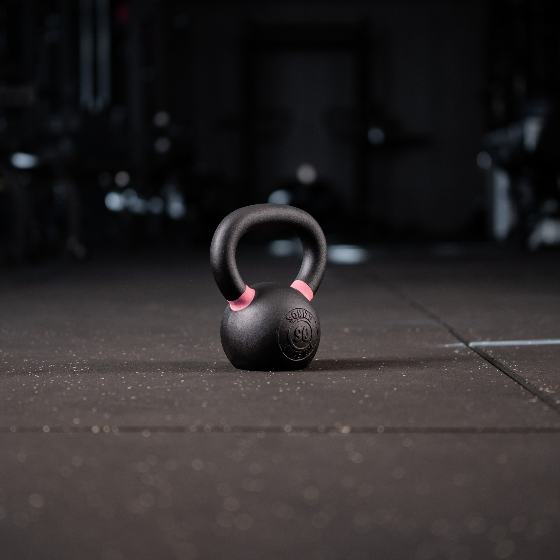 Black Kettlebell SQMIZE® BFK8 farbcodiert, 8 kg, pink